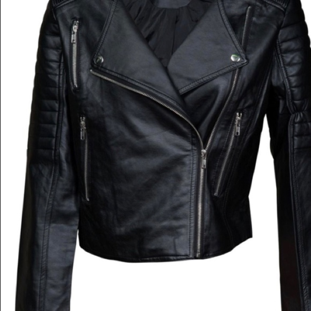 black jacket, important thing is that you adapt the versatility of this garment